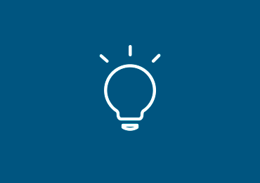 Blå bild med en ikon som föreställer en glödlampa som lyser.